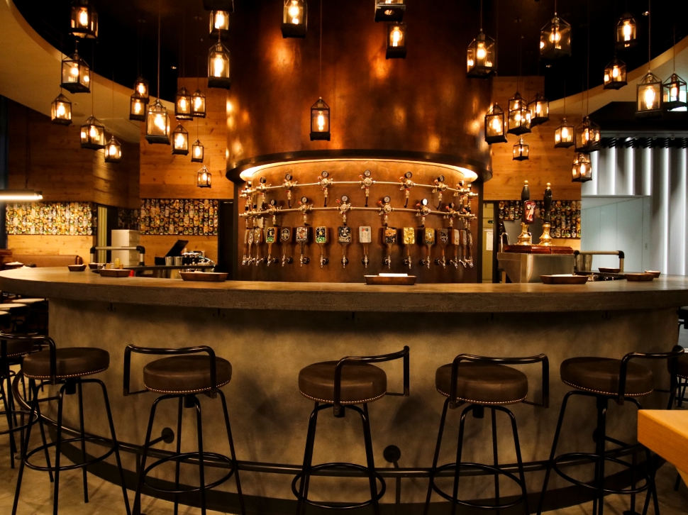 Bar counter with many taps at YONA YONA BEER WORKS Shintora-dori Branch