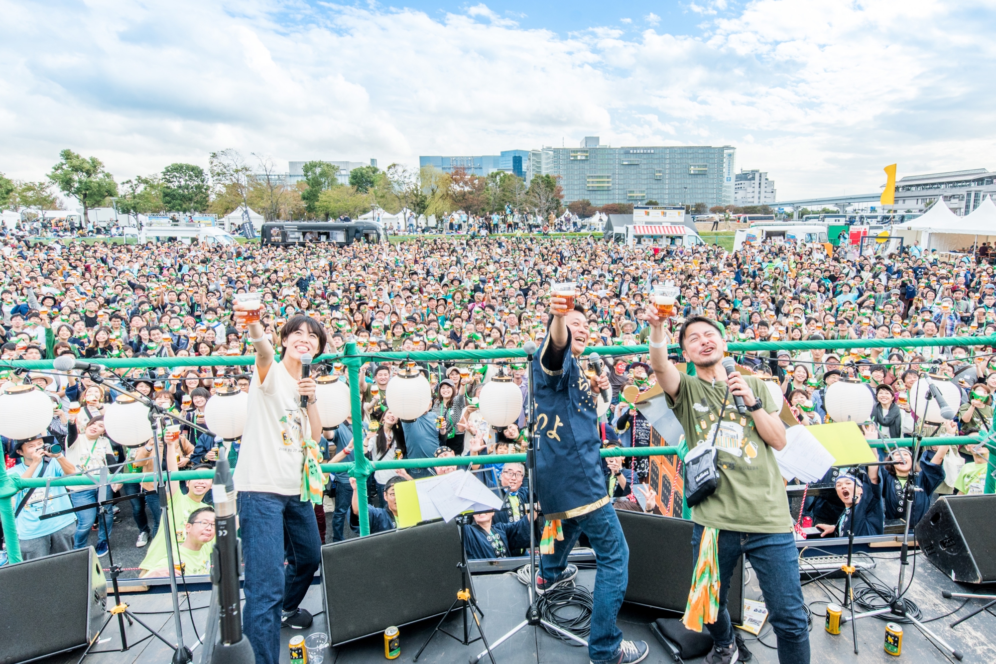 Fans and staff gathering at Cho-Utage and raising a toast