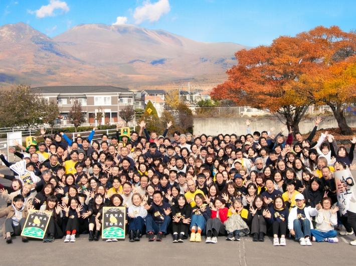 A group photo of YOHO Brewing staff with Mt. Asama in the background