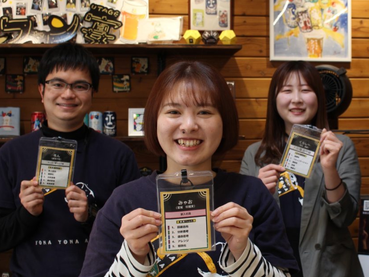 密着取材、ニックネーム入りの名札をこちらにむけて見せている