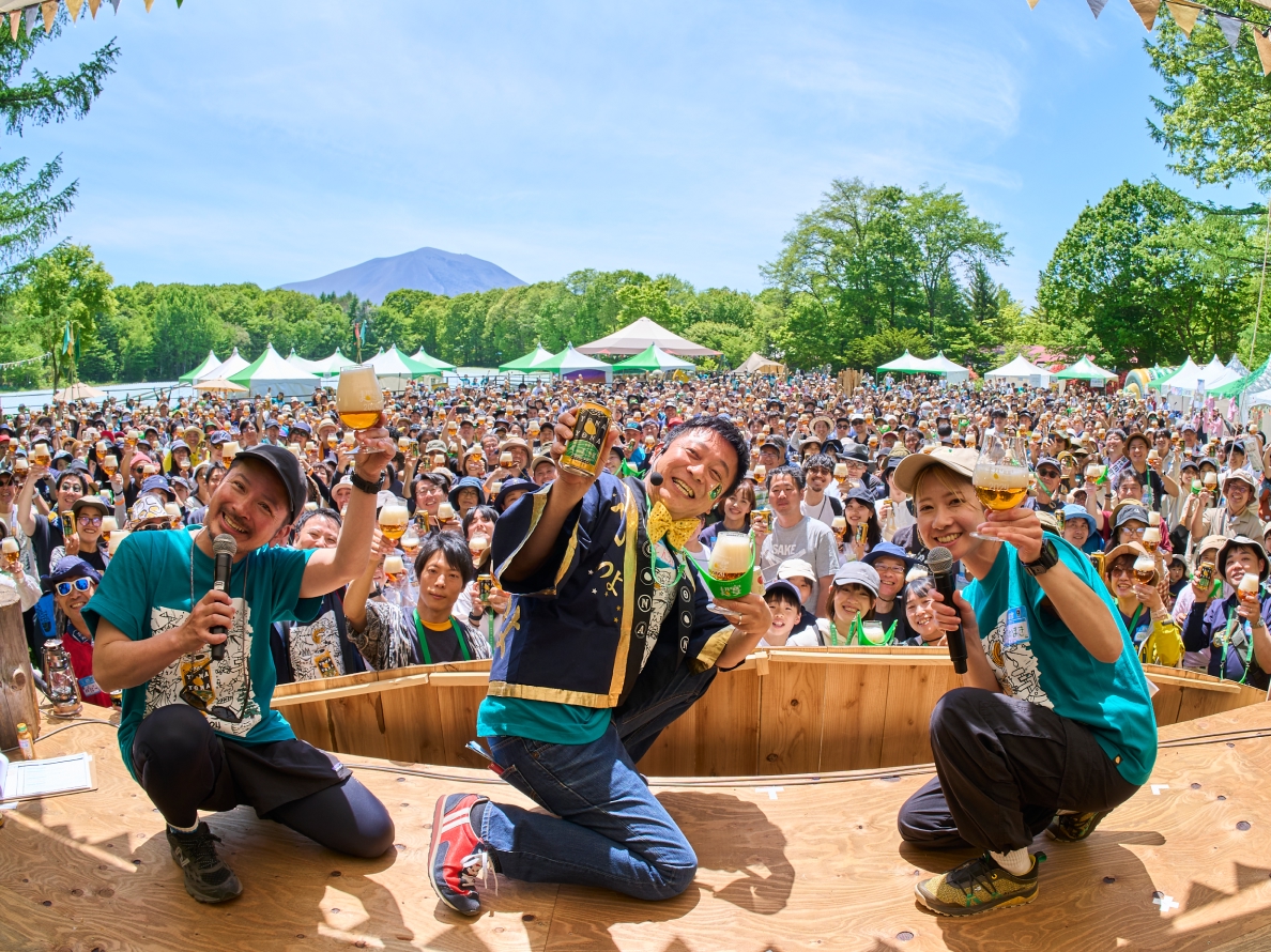 イベント、超宴に集まるファンとスタッフが乾杯している様子