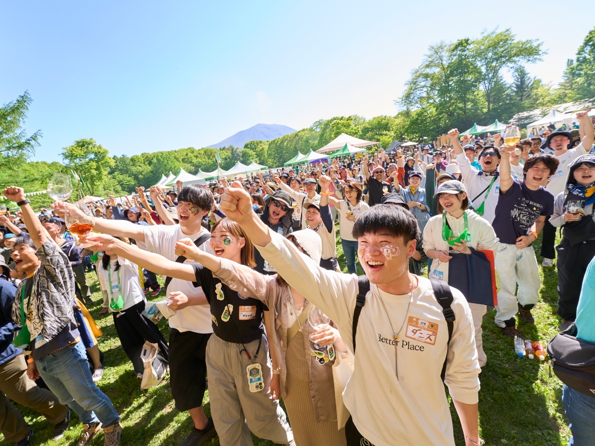 超宴に集まるファンが乾杯している様子