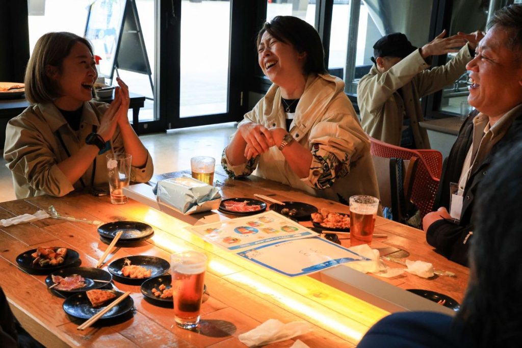 2024年に開催した「そらとしば宴」でスタッフと参加者が会話している様子